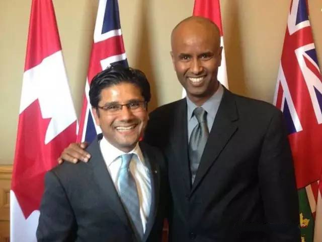 2017年加拿大新任移民部长阿哈迈德·哈桑(Ahmed Hussen)(右)